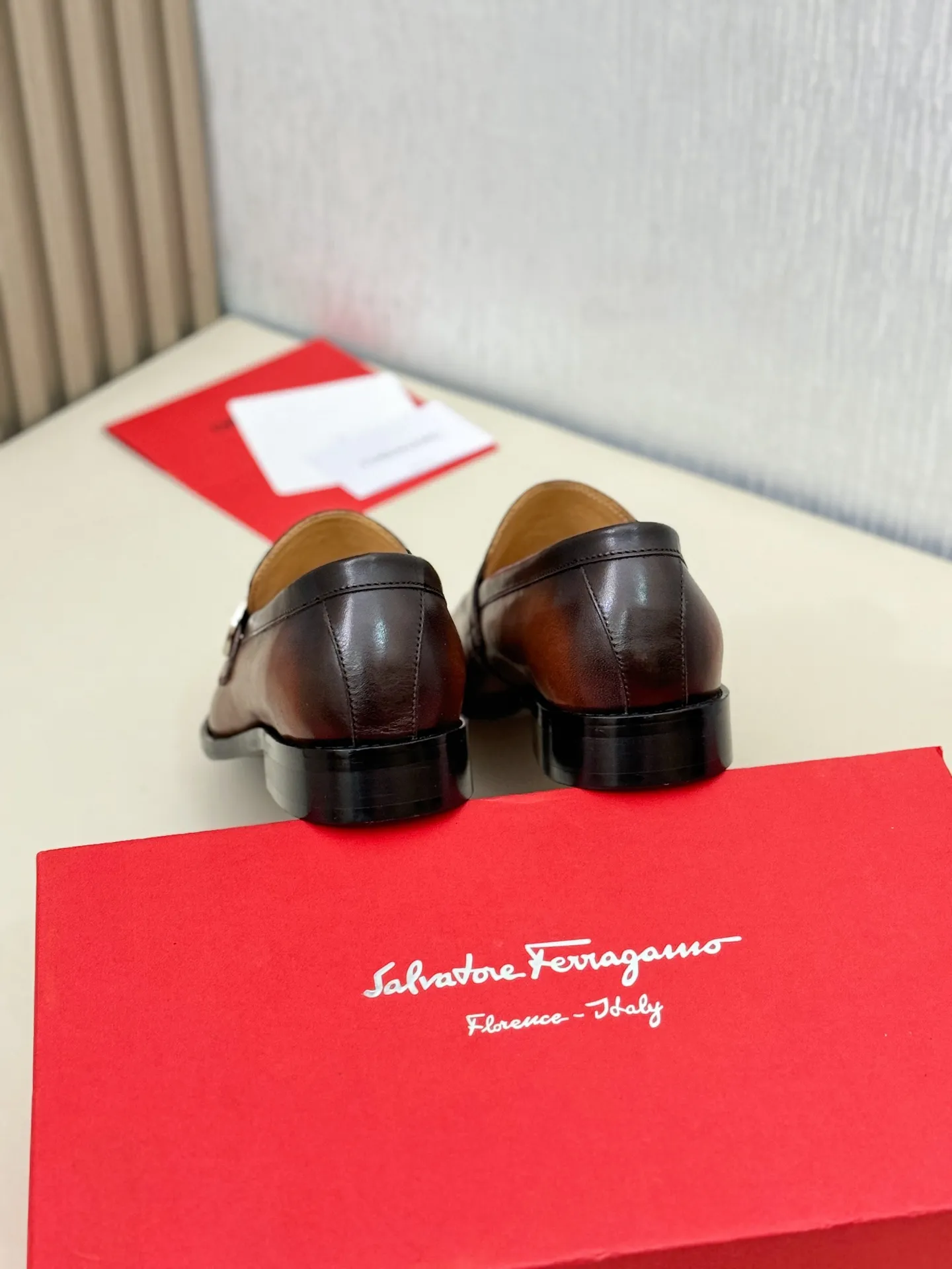 [Ferragamo] P: 560💰 Number of yards: 38~44 (45 orders are non-returnable) Ferragam's new men's formal leather shoes, the fabric is made of imported cowhide, with visible texture, heavy-duty stitching, dyed calfskin inside, standard logo cowhide feet, big-name experience, soft and comfortable on the feet, a men's favorite, special non-slip and wear-resistant rubber soles, easy to handle various occasions, with original box packaging!